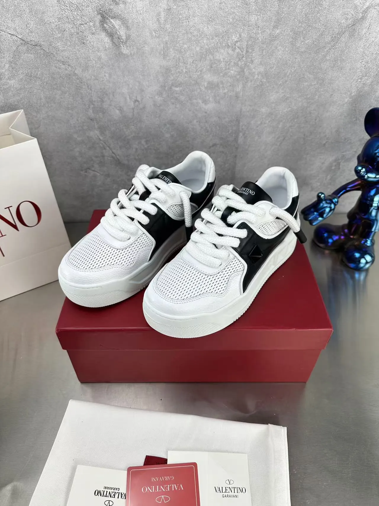 👟👟Ex-factory price 640👟👟 🔺Valentino🔺Valentino new casual shoes 2023 latest model hot style for catwalk couples, thick shoelaces, the same style as Elsa Hosk, Zhang Yixing, Guan Xiaotong and many other stars 🔥 Top version + lasting process, full oil edge on the upper. Fabric: Customized cowhide + cowhide lining with breathable mesh. Outsole: original molded TPU thickened outsole. Size for women is 35-40. Men’s size is 39-45.